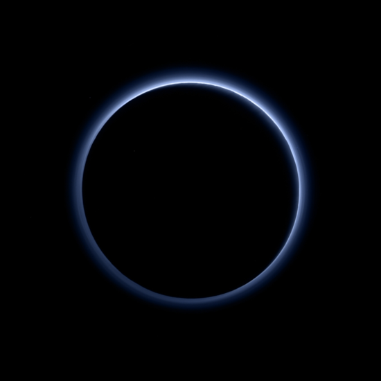 Photo de l'atmosphère de Pluton, prise par la sonde New Horizons en 2015 et trouvée sur Wikimédia Commons, puisqu'on en parlait au pouet précédent. On voit le noir de l'espace, le noir de la planète naine vu qu'on est du côté qui n'est pas éclairé, et entre les deux, une sorte de cercle bleu légèrement diffus, évoquant un peu l'atmosphère de notre planète. J'ai choisi de montrer cette photo-là ici car, techniquement, il s'agit d'une éclipse exactement au même titre que celle photographiée par l'équipage d'Artémis Ⅱ et dont on a parlé dans le premier thread de cette série : Pluton est présentement en train de s'interposer entre le Soleil et la sonde, qui se trouve donc dans l'ombre portée de la planète naine.