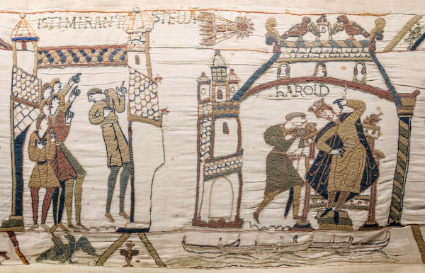 Puisqu'on parle en ce moment de la tapisserie de Bayeux aux actualités, notons que la comète de Halley y est représentée : on voit ici, dans le style caractéristique de la broderie, un groupe de gens pointer du doigt le ciel, où se trouve un astre avec ce qui doit représenter une queue lumineuse. L'image suivante présente une personne couronnée sur un trône avec la mention « Harold ». Les comètes étaient en effet considérées au Moyen-Âge comme annonçant la mort des rois, et son passage de 1066 (soit sept cent ans avant ce dont je vais vous parler ensuite) a été associé à la mort de Hardold Ⅱ, et donc à la victoire de Guillaume le Conquérant. Puisqu'on parle en ce moment de la tapisserie de Bayeux aux actualités, notons que la comète de Halley y est représentée : on voit ici, dans le style caractéristique de la broderie, un groupe de gens pointer du doigt le ciel, où se trouve un astre avec ce qui doit représenter une queue lumineuse. L'image suivante présente une personne couronnée sur un trône avec la mention « Harold ». Les comètes étaient en effet considérées au Moyen-Âge comme annonçant la mort des rois, et son passage de 1066 (soit sept cent ans avant ce dont je vais vous parler ensuite) a été associé à la mort de Hardold Ⅱ, et donc à la victoire de Guillaume le Conquérant.