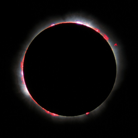 Photo d'une éclipse solaire (prise en France en 1999, et qui illustre actuellement la page Wikipédia francophone sur les éclipses). On y voit la lune recouvrir presque exactement le soleil, permettant d'admirer les éruptions de matière dans la couronne solaire.