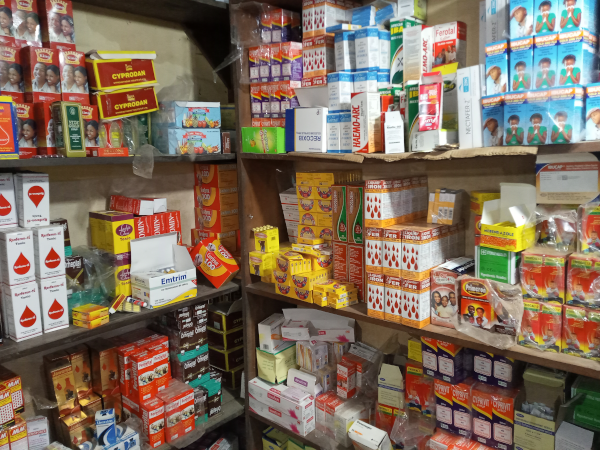 Photo d'une étagère de pharmacie trouvée sur Wikimédia Commons (et venant semble-t-il du Nigéria, même si je ne pense pas que cette info soit spécialement pertinente ici). On voit un certain nombre de produits très différents les uns des autres, avec des emballages qui présentent diverses choses (certains représentent ce qui ressemble à des gouttes de sang, d'autres montre une personne en train de se moucher, d'autres n'ont que le nom du produit et quelques écritures…). Le point important est ici que la présentation du produit joue pour beaucoup dans les effets contextuels provoqués. On sait par exemple que les produits qui s'injectent à l'aide d'une seringue produisent plus d'effet que les comprimés qui s'avalent, ou que le fait d'avoir un mauvais goût prononcé, ou de couter cher, participe à renforcer ces effets. La couleur, également, joue : un produit bleu provoquera plus facilement un effet calmant, tandis qu'un produit rouge va davantage stimuler, d'où je suppose les trois couleurs montrées sur l'exemple de placébo dans le deuxième pouet de ce thread. En tout cas, je n'ai listé ici qu'une toute petite partie de ce qu'il y a à en dire, voyez la page Wikipédia sur l'effet placébo pour plus de détails.
