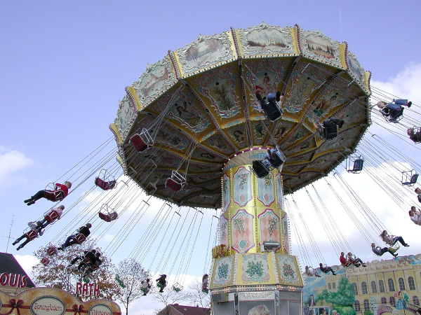 Photo d'un manège appelé « chaises volantes », trouvé sur la page Wikipédia anglophone dédiée à l'effet centrifuge. Les personnes à l'intérieur du manège s'assoient sur des sièges suspendus à un support en rotation, et, plus le support tourne vite, plus les chaises sont entraînées par l'effet centrifuge et s'éloignent du sol. Pour reproduire le modèle des marées, il faudrait relier les chaises deux par deux (environ à angle droit), et installer un dispositif qui les attire dans une direction précise : on verrait alors le siège qui passe pile dans cette direction s'éloigner du support de rotation, tandis que celui auquel il est lié s'en rapprocherait, entraîné par le mouvement du premier. Je ne sais pas si un tel manège existe, mais ça pourrait être intéressant.