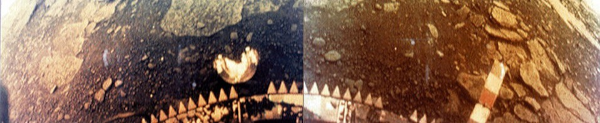 Photo recolorée prise par Venera 13, trouvée sur la page Wikipédia anglophone dédiée à la sonde. L'image, que vous avez peut-être déjà croisée (en tout cas moi j'ai l'impression de la voir souvent car on s'en sert dans une séance et un atelier de mon plané), montre un sol avec des cailloux. On voit une partie de la sonde en bas, mais le ciel n'est en revanche pas visible.