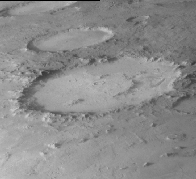 Photo, également prise en 1976 par l'orbiteur de la mission Viking 1 et trouvée sur la page Wikipédia qui lui est dédié, du cratère Galle, un autre relief martien. Il s'agit en l'occurrence et comme son nom l'indique plus ou moins d'un cratère d'impact circulaire, comme il y en a pas mal sur plein d'autres corps célestes, sauf que celui-ci présente de petites formations rocheuses à l'intérieur qui donnent à l'ensemble l'aspect d'un smiley, et à valu à cet endroit le surnom de « Happy face crater ». Curieusement, pourtant, je ne me souviens pas avoir entendu parler de celui-ci de la part des partisans de visites extraterrestres.