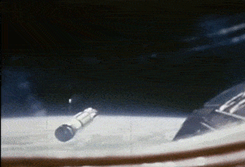 Vidéo prise lors de la mission Gemini, trouvée sur Wikimédia Commons. On voit le vaisseau dans lequel se trouvent Armstrong et Scott au premier plan en bas de l'image, la Terre plus bas et plus loin, et entre les deux, l'Agena, l'autre module auquel ils vont s'arrimer (deux séquences semblent être collées, car on le voit d'abord loin, puis un peu plus près). Le souci technique est survenu sur un des moteurs du module dans lequel les deux hommes se trouvaient, les faisant tournoyer, mais ne sachant pas ce qui se passait, ils ont cru que le souci venait de l'Agena, d'où le fait qu'ils s'en soient séparés… ce qui n'était pas une bonne idée, car sans ce poids pour les stabiliser, le problème s'est amplifié. Ils n'ont pu revenir sur Terre que de justesse.