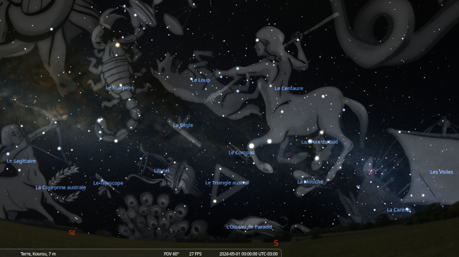 Capture d'écran de Stellarium (ça faisait longtemps) prise en direction du sud-sud est, à minuit ce premier mai, en se positionnant à Kourou, en Guyane. Les dessins et les noms des constellations sont affichés, et on voit le Scorpion et le Sagittaire à gauche de l'image, qui sont des constellations qu'on peut voir sur l'horizon par chez moi, mais toutes les autres sont moins habituelles. On distingue d'ailleurs, au niveau de l'arc du Sagittaire, le centre de notre Voie lactée (visible parce que j'ai demandé à Stellarium de retirer l'atmosphère, sinon elle disparaîtrait quasi-complètement dans le fond de luminosité du ciel), Sagittarius A* se trouvant non loin de la pointe de sa flèche. Mais l'image montre surtout la constellation du centaure, ici relativement haut sur l'horizon sud, avec la constellation de la Croix du Sud située entre ses quatre jambes. Alpha du Centaure est l'étoile brillante correspondant sur ce dessin au genou avant, juste au dessus de la constellation du Compas. Quant à Oméga Centauri dont je vais parler un peu plus bas, elle est située légèrement dans son dos, juste à l'endroit où apparaît le texte « Le Centaure ».