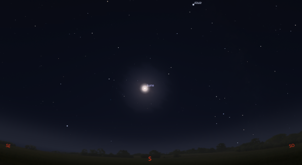 Nouvelle capture de Stellarium, mais montrant cette fois-ci la prochaine Pleine Lune à l'instant où j'écris ces lignes, donc dans la nuit du 29 au 30 juillet 2026. Elle passera alors pile au sud à deux heures du matin, donc en parfaite opposition au Soleil passe au sud pile à quatorze heures, à cause de ce foutu décalage horaire qui nous empêche d'avoir midi à midi et minuit à minuit. On voit la Lune faire ici un joli halo lumineux, et on voit plusieurs étoiles autour, dont Altaïr, l'étoile principale de la constellation de l'aigle qui sera elle aussi vers le Sud, mais beaucoup plus haut, et qui est la seule présente dans cette région du ciel à être suffisamment brillante pour que le logiciel indique son nom avec les réglages par défaut (avec Deneb dans le cygne et Véga dans la lyre, qui sont beaucoup plus haut et donc hors de la capture, elles forment le triangle d'été, donc les trois étoiles les plus brillantes de notre ciel pour les quelques semaines à venir).