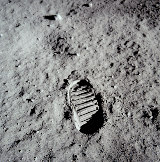 Photographie prise par Armstrong de l'empreinte de sa botte dans la poussière lunaire (qu'on appelle de la régolite). On voit juste ce qui ressemble à une surface terreuse grise, avec une trace de pas plus ou moins au milieu, mais ça reste impressionnant parce que ça a été pris sur un autre corps céleste que la Terre. Au fait, tant que j'y suis et en anticipation du prochain pouet, notons quand même que si l'équipage des missions Apollo était totalement masculin, et que la mission Artémis Ⅱ a été la première mission lunaire à ne pas compter que des mecs blancs (les différentes stations spatiales ont eu droit à un peu de diversité avant ça), l'union soviétique avait de son côté envoyé Valentina Terechkova faire un tour dans l'espace dès le 16 juin 1963.