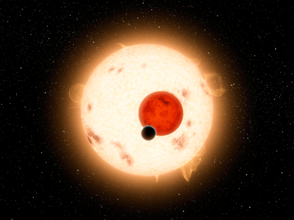 Vue d'artiste, trouvée sur Wikimédia Commons, du système baptisé Kepler 16. Il s'agit d'un système stellaire double, une étoile naine orange, plus ou moins comparable à notre Soleil, ayant pour compagnon une étoile naine rouge, beaucoup plus petite. Une planète géante gazeuse est en orbite autour des deux étoiles à la fois, tournant autour d'elles deux environ dans le plan dans lequel elles tournent l'une autour de l'autre. Ce qui signifie que, depuis cette planète (si l'on peut dire, car elle non plus n'a pas de sol), on doit pouvoir régulièrement voir ces deux étoiles s'éclipser l'une-l'autre, ce qui doit être un spectacle assez étrange. On voit en tout cas sur l'image le ciel étoilé en arrière plan, puis la plus grande des deux étoiles avec pas mal de taches et plusieurs éruptions assez imposantes, puis devant elle la seconde étoile un peu plus petite, et présentant elle aussi quelques taches, et enfin la planète, beaucoup plus petite (et sombre, vu qu'on ne voit que sa partie non-éclairée) qui est partiellement devant la petite étoile et surtout devant la grande.