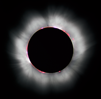 Photo, trouvée sur Wikimédia Commons et prise en France le 11 août 1999, d'une éclipse totale de Soleil. On voit, sur fond de ciel noir, notre étoile entièrement recouverte par la silhouette noire de notre Lune, mais un halo lumineux assez imposant reste visible autour d'elles. Juste autour de l'étoile, on peut voir la lumière rouge-rose de quelques éruptions solaires de faible ampleur, tandis que la couronne solaire elle-même est plutôt blanchâtre.