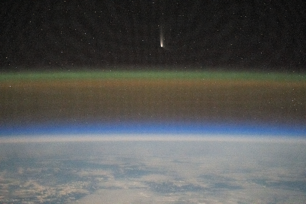 Encore une photo de comète, parce que je n'en avais pas assez mis la semaine dernière. Celle-ci présente C2023 A3 vue depuis l'ISS, on peut voir la surface terrestre, puis l'atmosphère, puis la comète sur fond de ciel étoilé. Même si la perspective joue (la comète est loin derrière, et pas en train de foncer vers la Terre), on remarque quand même qu'une seule comète paraît quand même sacrément petite par rapport à la taille d'une planète comme la Terre ; il faudrait un nombre impressionnant de collisions pour former un océan sur une super-Terre.