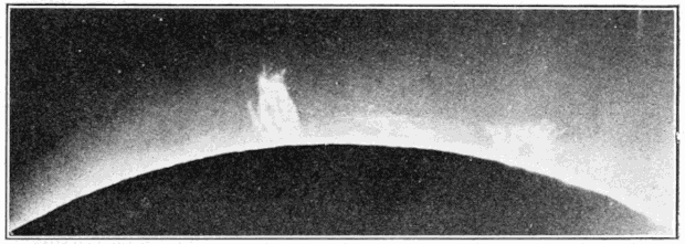 Image en noir et blanc, issue d'un mensuel de vulgarisation scientifique datant de 1900 et trouvée sur Wikimédia Commons, montrant une partie de la couronne solaire. On voit le ciel étoilé en fond en haut, et en bas, un disque sombre couvrant la surface du Soleil (je ne sais pas s'il s'agit d'une photo prise pendant une éclipse ou d'un cache artificiel). Entre les deux, une zone partiellement lumineuse, correspondant à la haute atmosphère de notre étoile, dans laquelle on peut deviner la matière de plusieurs éruptions solaire, dont une plutôt bien visible et qui semble atteindre l'espace (même si elle reste bien plus petite que celle de l'éruption de lundi dernier, dont on verra une image plus loin dans ce thread).