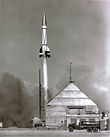 Photo, trouvée sur la page Wikipédia dédiée à l'animal, de la fusée qui a amené Albert Ⅱ jusque dans l'espace, en train de démarrer sur cette image. On voit quelques bâtiments et véhicules au sol en bas de l'image, et plus haut le ciel avec la forme allongée d'une fusée, des flammes (ici comme le reste de l'image en noir et blanc) projetées en dessous d'elle.