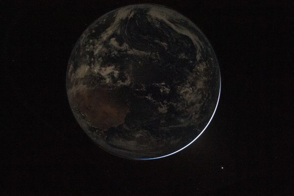 Photo prise à quelques minutes d'intervalle de la précédente (du coup je vous donne la réponse à une des questions du quizz de Defakator dans sa vidéo) dans laquelle on voit donc la Terre dans la même position que sur l'autre photo, avec toujours Vénus à côté et le fin croissant éclairé par le Soleil, mais cette fois-ci le temps d'exposition est plus habituel, et la Terre, éclairée de ce côté uniquement par la Pleine Lune, a donc l'air beaucoup plus sombre, faisant d'ailleurs d'autant mieux ressortir l'éclairage public, notamment de l'Espagne qu'on devine dans le coin en bas à gauche.
