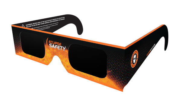 Image, trouvée sur Wikimédia Commons, d'une paire de lunettes spéciales permettant d'observer une éclipse en toute sécurité. Il s'agit d'une paire de lunettes avec un support en carton marquée « Eclipse Safety » avec un petit symbole sur le côté, et on voit qu'un texte d'avertissement est écrit sur l'une des branches, à l'intérieur. Le plus important est les verres, qui semblent ici totalement noirs et donc ne pas laisser passer la moindre lumière… mais on verra que si plus bas, en même temps qu'on parlera un peu plus des précautions indispensables à prendre pour regarder une éclipse.
