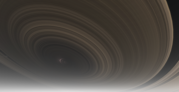 Vue d'artiste de cette exoplanète, trouvée sur la page Wikipédia qui lui est dédiée. L'image est dessinée depuis une hypothétique exolune en orbite autour d'elle, et dont le ciel serait envahi par de gigantesques anneaux dont le diamètre serait au moins dix fois celui de la planète, qu'on devine en leur centre. Rappelons que, pour Saturne, les anneaux ont déjà un diamètre plus de deux fois plus grand que celui de la planète.