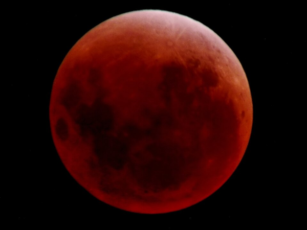 Photographie de notre Lune à nous lorsqu'elle est colorée en rouge pendant une éclipse lunaire. Elle est évidemment beaucoup moins lumineuse que celle de l'image précédente.