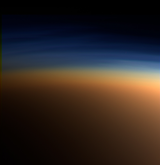 Photographie prise par la sonde Cassini lors de son passe à proximité de Titan (pour y larguer l'atterrisseur Huygens dont il sera question dans le prochain pouet). On voit une vue (ici en vraies couleurs) de la haute atmosphère de cette lune, ce qui rend plutôt flou, mais nous permet de distinguer une couche aux tons bleues aux limites de l'espace, en haut de l'image, et plus bas une zone plus vaste et plus dense qui est globalement assez orange. En bas à gauche, l'image est noire, sans doute parce que c'est la partie de la lune qui n'est pas éclairée.