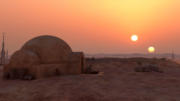 Image de deux soleils couchants dans le ciel de Tatooine, dans Star Wars, avec au premier plan la ferme Lars où a grandi Luke. L'un des deux soleils est assez semblable au nôtre, tandis que l'autre est un peu plus oranger, et donc légèrement plus froid. La taille des étoiles étant plutôt bien liée à leur température, en tout cas pour des naines jaunes comme notre Soleil, on peut donc estimer approximativement la distance à laquelle ils se trouvent, et à partir de l'angle entre les deux, la distance qui les sépare, ce qui permet de chercher quelle orbite pourrait avoir la planète dans un tel système.