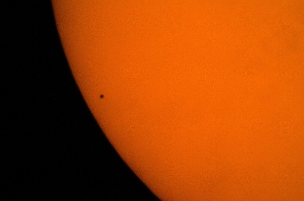 Photo, trouvée sur Wikimédia Commons, prise lors du transit de Mercure du 11 novembre 2019, le dernier à avoir pu être observé depuis la Terre. On voit un zoom sur une partie de notre Soleil (qui apparaît orange, dû au filtre solaire, comme dans la vidéo du premier pouet) devant lequel passe un tout petit point noir.