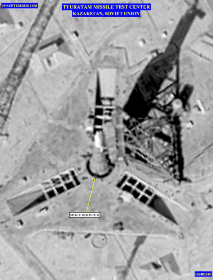 Photo, prise par un satellite espion, de la N-1 sur sa base de lancement à Baikonour, trouvée sur la page Wikipédia dédiée à cette fusée. Les soviétiques ont en effet gardé leur programme spatial secret, et il y a relativement peu d'images d'époque, mais on voit ici plutôt bien, vu de haut, la fusée dressée au centre de l'image avec sa tour de lancement à côté d'elle.