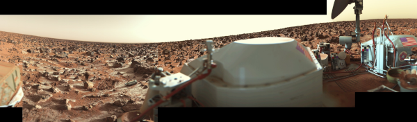 Panorama de Mars pris cette fois par Voyager 2, trouvée encore une fois sur la page Wikipédia anglophone de la sonde. Il s'agit d'une combinaison de plusieurs photos, d'où les bandes noires en haut et en bas là où l'image est manquante. Globalement, on a quelque chose d'un peu plus colorée, avec un ciel plus jaunâtre et avec le robot au premier plan sur une bonne partie de l'image. Le sol martien reste couvert de sable et de cailloux, mais on remarque aussi un certain nombre de traces de gel.