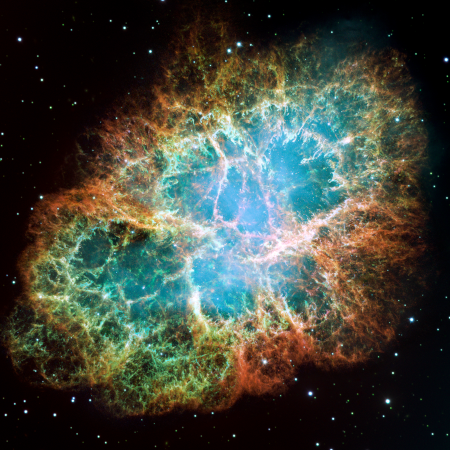 Photo (prise en lumière optique, on verra d'autres longueurs d'ondes plus bas) de la nébuleuse du Crabe, prise par le télescope spatiale Hubble. Allez, en étant indulgent, on peut dire que la forme globale rappelle un peu celle de la carapace d'un crabe, sans les pattes ni les pinces. Disons que les nombreux filaments de matière qu'on voit en tous les sens sur les rebords (avec une partie plus diffuse et plus lumineuse au centre) pourraient vaguement ressembler à de la mousse qui aurait poussé autour cette carapace, laquelle se serait ensuite volatilisée. Mais je fais vraiment des efforts d'imagination.