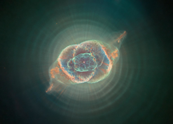 Photographie, toujours prise par Hubble, de la nébuleuse de l'Œil de Chat, située dans la constellation du Dragon. Ce nuage-ci est visuellement beaucoup plus tourmenté que les précédents, donnant l'impression de plusieurs bulles enchevêtrées, mais on distingue assez bien la naine blanche située au milieu.