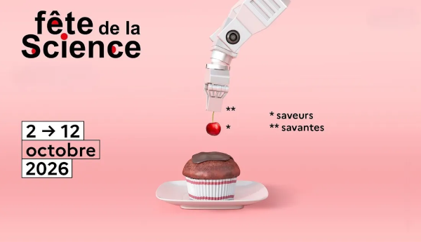 Affiche de la Fête de la Science 2026, on voit le logo en haut à gauche, avec en dessous la date (du 2 au 12 octobre 2026), et au centre un bras robotisé venant déposer une cerise sur une petite pâtisserie (j'imagine que l'idée est de dire « un gâteau » à cause de l'expression, mais perso, « gâteau » m'évoque un truc plus gros qui se mange à plusieurs, donc bon). Le thème de l'édition de cette année, « saveurs savantes », est également indiqué, avec deux astérisques montrant que le mot « saveur » renvoie à la cerise et le mot « savantes » au bras robotisé, ce qui n'est à mon sens pas franchement la meilleure façon d'illustrer ce thème lui-même déjà assez douteux ; même s'il faut reconnaître que ça reste une meilleure affiche que la catastrophe qu'on avait eu pour la Nuit des Étoiles cet été et dont j'avais déjà parlé ici. Sinon, le thread d'aujourd'hui ne porte pas du tout sur ce sujet, mais bon, j'ai pas mal manqué de temps pour les illustrations, donc voilà, ça en fait une de moins à trouver. Mais comme d'hab, plusieurs alt-texts contiendront des précisions supplémentaires.