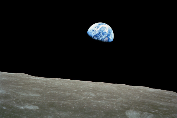 Puisqu'on a ouvert le thread par le « coucher de Terre » d'Artémis Ⅱ, voici le « lever de Terre » pris par William Anders au cours d'Apollo 8. On voit la surface lunaire en bas de l'image, dont l'horizon est nettement moins courbe, à cause de la perspective, car Apollo 8 volait beaucoup plus près de la Lune que ne l'a fait Artémis Ⅱ. La Terre est plus haut sur l'image, et semble plus petite vue sous cette angle ; son ombre est toujours vers le bas mais notre planète est maintenant légèrement gibbeuse plutôt qu'en croissant.