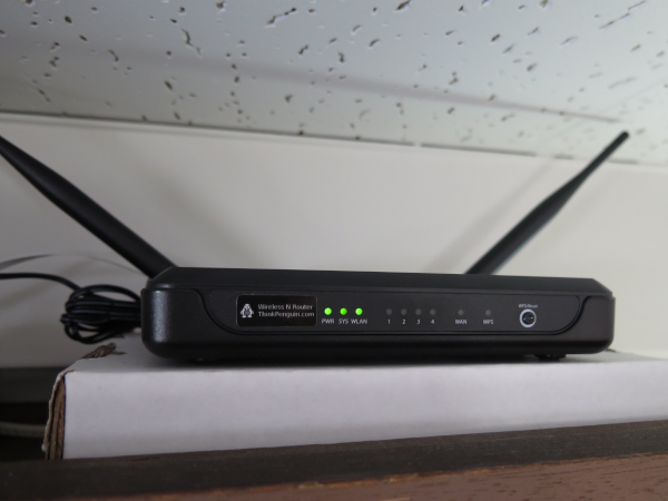 Exemple d'ustensile connu pour provoquer des effets contextuels négatifs : un point d'accès Wi-Fi (ici une jolie borne noire avec deux antennes de la même couleur, la photo vient de Wikimédia Commons). Un certain nombre d'expérimentations en double-aveugle, soit le truc que nous allons expliquer ici, ont été conduites pour étudier ce que l'on appelle « l'électrosensibilité », donc le fait de ressentir des troubles en présence de tels dispositifs, et jusque là, il semble s'agir uniquement d'un « effet nocébo », une douleur bien réelle mais sans lien avec les ondes réellement émises par ces appareils. Mais on réévoquera peut-être ce point rapidement dans le thread de la semaine prochaine.