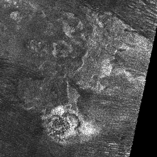 Image radar prise par la sonde Cassini (et trouvée sur la page Wikipédia dédiée au cryovolcanisme) sur laquelle on voit, en bas de l'image, une formation montagneuse beaucoup plus claire que le terrain environnant : il s'agit de Doom Mons, un des volcans trouvés sur Titan. Son nom vient de celui de la Montagne du Destin située au Mordor, un certain nombre de lieux à la surface de Titan ayant reçu des noms liés à l'univers de Tolkien.
