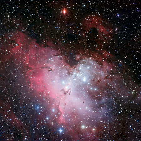 Photographie prise depuis l'observatoire européen austral (à La Silla, au Chili) de la nébuleuse de l'Aigle, contenant notamment un amas de jeunes étoiles, formées depuis à peine plus de cinq millions d'années. Vers le centre de l'image, on reconnaît les célèbres « piliers de la création », une des formations de gaz qui composent ce gigantesque nuage.