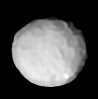 Photographie de Pallas prise par le Very Large Telescope : on voit, sur fond de ciel noir, un caillou de forme vaguement circulaire sur lequel on peut repérer des creux et des bosses, même si le tout est quand même encore assez flou. C'est néanmoins une image très largement plus précise que celle qu'en avait Olbers, pour qui, compte tenu des télescopes de l'époque, Pallas ne devait apparaître que comme un petit point lumineux. Photographie de Pallas prise par le Very Large Telescope : on voit, sur fond de ciel noir, un caillou de forme vaguement circulaire sur lequel on peut repérer des creux et des bosses, même si le tout est quand même encore assez flou. C'est néanmoins une image très largement plus précise que celle qu'en avait Olbers, pour qui, compte tenu des télescopes de l'époque, Pallas ne devait apparaître que comme un petit point lumineux.