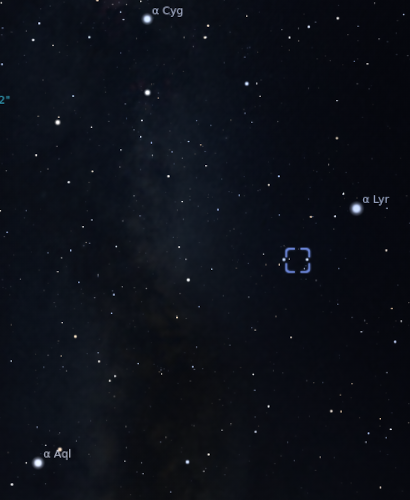Capture d'écran de Stellarium, sur laquelle on peut voir les trois étoiles du triangle d'été, et, à côté de Véga, le petit parallélogramme de la Lyre. La position de la nébuleuse (qui n'apparaît pas elle-même) est indiquée par un petit carré, entre les deux étoiles du bas du parallélogramme.