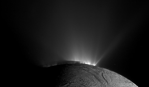 Photo prise par la sonde Cassini (et trouvée sur la page Wikipédia d'Encelade) montrant les gigantesques « geysers » ayant lieu sur cette lune. Vue de beaucoup plus près que la photo d'ouverture, mais elle aussi en noir et blanc, cette image présente Encelade en bas, et les jaillissements d'eau sous pression forment un halo lumineux qui occupe toute la moitié haute de l'image. Une partie de ses projections forme la très fine couche d'atmosphère d'Encelade, tandis qu'une autre est capturée par l'influence gravitationnelle de Saturne et alimente en matière l'anneau le plus externe de la planète géante.