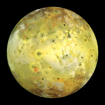 Photographie de Io prise par la sonde Galileo. On voit globalement un gros machin rond et jaune avec des taches assez douteuses à sa surface, pouvant éventuellement faire penser à un fromage un peu moisi.