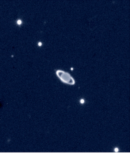 Photo d'Uranus et de ses lunes prise par le VLT en 2002. On voit cinq points lumineux autour de la planète : Obéron et Titania mentionnés dans le pouets, mais aussi Miranda, Ariel et Umbriel. On distingue aussi plutôt bien les anneaux de la planète.