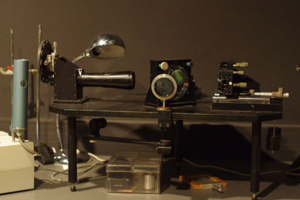 Photo, trouvé sur la page Wikipédia dédiée à ce type d'instrument, d'un interféromètre de Michelson. On voit globalement une table avec divers instruments, dont une lampe, un faisceau laser, une lentille et un miroir. C'est ce type d'objets qui sert de base à l'expérience dont nous allons parler un peu plus bas. Notons que l'interférométrie, inventée vers 1850, est utilisée dans d'autres domaines, notamment en astronomie, mais on parlera peut-être de ça si on fait un jour un thread sur les télescopes.