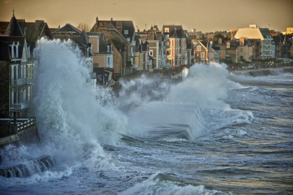 Célèbre photo prise à Saint Malo durant la « marée du siècle » de 2015 : on voit la digue avec les maisons qui font face à la mer, et les vagues qui remontent et claquent sur le rivage. L'une d'elle est tellement haute qu'elle dépasse le deuxième étage d'une maison.