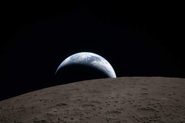 Photo du « coucher de Terre » prise par l'équipage d'Artémis Ⅱ autour de son voyage autour de la Lune, faisant écho à la photo du « lever de Terre » prise au cours de la mission Apollo 8. On voit donc, en bas de l'image, la surface arrondie de notre satellite, et plus haut, un croissant de Terre (le bas de notre planète étant dans l'ombre) en train de lentement disparaître derrière l'horizon lunaire. Rappelons qu'il ne s'agit de « levers » et de « couchers » de Terre que parce que ces photos sont prises depuis l'orbite lunaire : notre Lune tournant sur elle-même aussi vite qu'elle ne tourne autour de la Terre, vue depuis le sol lunaire, la Terre est un objet qui ne bouge pas dans le ciel.