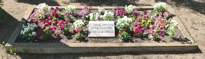 Plaque commémorative dédiée à Alfred Wegener (et trouvée sur sa page Wikipédia) dans la tombe familiale. J'ai hésité à mettre un portrait de Wegener lui-même, apparemment il y en a quelques uns, mais d'une façon générale j'essaye d'éviter trop de personnalisation, la science restant une démarche avant tout collective, et je préfère donc ne garder les portraits que quand je ne trouve vraiment rien de mieux pour illustrer (ou en cas d'hommage particulier, il y aura peut-être un portrait la semaine prochaine).