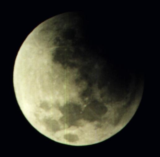 Alors, je ne savais pas du tout comment illustrer ce pouet… et puis j'ai réalisé qu'on était bientôt à la moitié de ce thread parlant d'éclipses, et qu'il n'y avait encore aucune photo d'éclipse dedans, ce qui est un peu dommage, donc en voici une, trouvée sur Wikimédia Commons. Il s'agit donc d'une image de la Pleine Lune sur laquelle l'ombre de la Terre commence à passer, ce qui donne une impression assez différente des phases que l'on voit d'habitude, puisque, bien qu'encore éclairée sur plus de sa moitié, elle n'a pas du tout la forme d'une Lune gibbeuse, on dirait plutôt un croissant beaucoup trop épais.