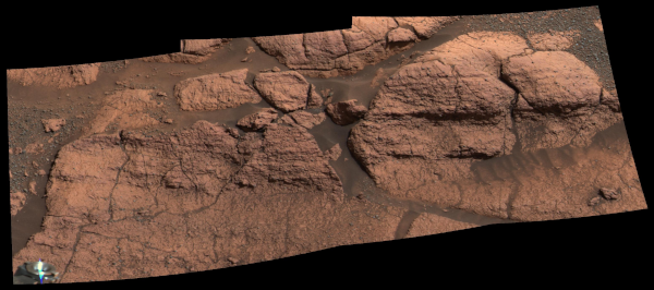 Combinaisons de photos prise par le rover Opportunity sur Mars, montrant une roche typiquement sédimentaire : on voit assez distinctement les lignes horizontales superposées formées par les dépôts successifs de sédiments au fond d'une mer.