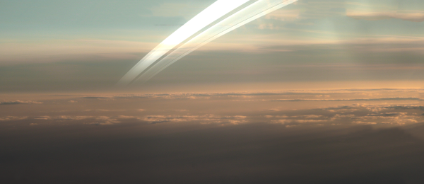 Vue d'artiste présentant le ciel avec des anneaux, trouvée sur Wikimédia Commons. L'image est en fait censée présenter les anneaux de Saturne vus depuis l'atmosphère de la planète, d'où l'absence de sol (on voit uniquement des nuages en bas, et en haut un ciel dans lequel passent les anneaux), mais j'ai choisi celle-ci car les vues d'artistes que j'ai trouvé censées représenter des anneaux dans le ciel de la Terre montraient la Terre d'aujourd'hui, avec les lampadaires de villes au sol, ou au moins avec la forme reconnaissable d'arbres. Or, durant l'Ordovicien, la vie terrestre était encore quasi-exclusivement aquatique, et donc il n'y avait pas encore d'arbres dans le paysage.