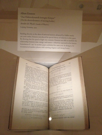 Photo, trouvée sur Wikimédia Commons, d'une forme papier de l'article d'Einstein en 1905, tel qu'exposé dans un musée, avec un cartouche donnant le titre, l'ouvrage d'origine (« les annales de la physique »), et un résumé en anglais, vraisemblablement pas trop lisible à la taille où je vous donne cette image, mais bon, si vous voulez retrouver le texte d'origine, vous aurez le lien un peu plus bas.