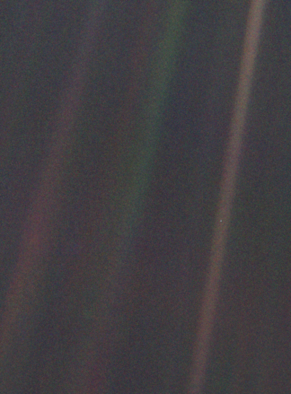 Photo du « point bleu pâle » (« Pale Blue Dot » en anglais), prise par la sonde Voyager 1 à une distance de plus de six milliards de kilomètres de notre planète. On y voit globalement du bruit, mais, vers le milieu de l'image sur la droite, ce qui ressemble effectivement à un petit point de la couleur approximative du ciel est assez facilement repérable. Je ne vais pas copier-coller toute la description de la photo par Carl Sagan parce que c'est sans doute un peu trop long pour un alt-text sur Masto, mais vous trouverez la version complète sur la page Wikipédia dédiée, et je vais quand même citer au moins les premières phrases : « De ce point de vue lointain, la Terre peut ne pas sembler d'un intérêt particulier. Mais pour nous, c'est différent. Regardez encore ce point. C'est ici. C'est notre foyer. C'est nous. Sur lui tous ceux que vous aimez, tous ceux que vous connaissez, tous ceux dont vous avez entendu parler, tous les êtres humains qui aient jamais vécu, ont vécu leur vie. »