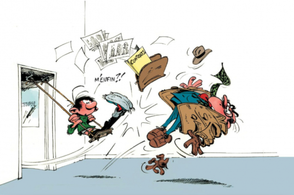 Case d'une B.D. de Gaston Lagaffe par Franquin dans laquelle on voit le personnage de De Mesmaeker venant tenter de faire signer des contrats, sauf que Gaston était en train d'utiliser une balançoire accrochée à la porte de son bureau et qu'il lui donne malencontreusement (il dit d'ailleurs « M'enfin ?! ») un gros coup de pieds (au pluriel, les deux à la fois) dans la tronche, envoyant De Mesmaeker et ses contrats voler.