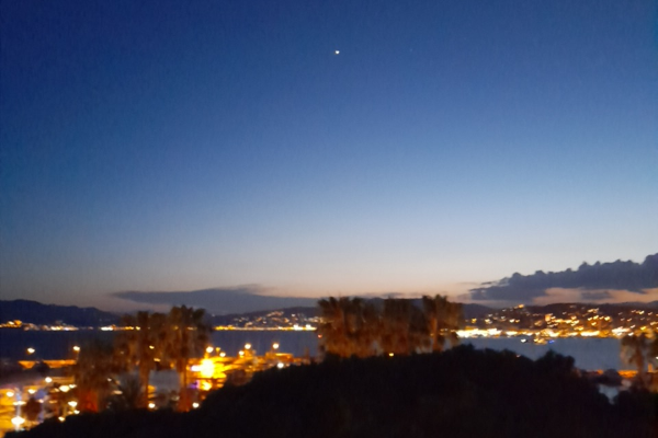 Photo prise dans le ciel de Cannes, dans les Alpes-Maritimes, le 2 juin 2023, et trouvée sur le site du GEIPAN (où, comme d'hab, d'autres images sont aussi disponibles). On voit un ciel encore bien lumineux en tout début de nuit, avec en plus tout l'éclairage de la ville, qui font qu'aucune étoile n'est encore visible. Et pourtant un point lumineux est immédiatement repérable dans le ciel : il s'agit en fait de la planète Vénus. À noter que les témoins ont observé à la jumelle et ont eu l'impression de voir l'objet se déformer… tout simplement parce que leurs jumelles étaient mal réglées, ce qui dans ce type de conditions peut parfois conduire à avoir l'illusion d'un mouvement.