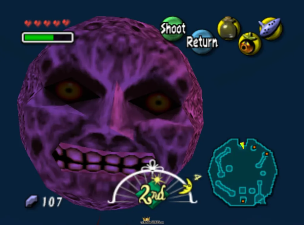 Capture d'écran montrant la lune du jeu, menaçante dans le ciel, sur laquelle est dessiné un visage grimaçant. Plusieurs éléments d'interface sont affichés autour, notamment le chronomètre indiquant que la capture a été prise pendant le deuxième des trois jours.