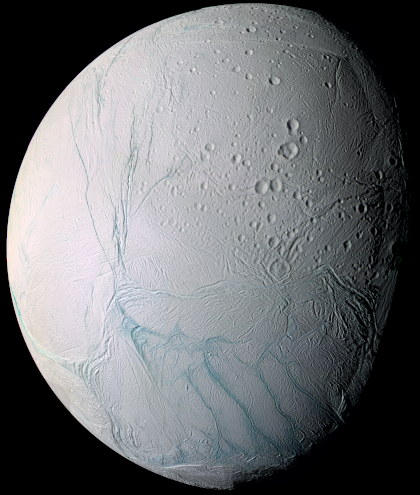 Photographie d'Encelade (en fausses couleurs) prise par la sonde Cassini en 2005. On y voit quelques cratères d'impact en haut, et en bas, les « rayures de tigre », une série de gigantesques crevasses ressemblant un peu à celles d'Europe.